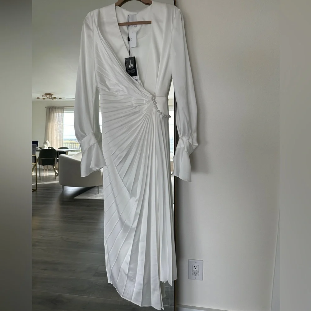 Selling brand new Acler dress, the dress was too big. - Picture 2 of 2